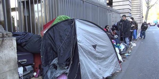 Paris’te polis, sığınmacı çadırlarını kaldırdı