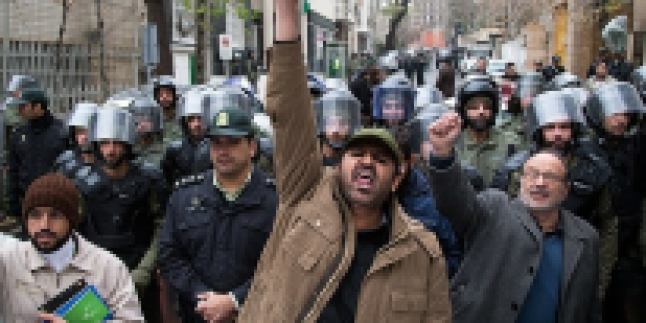 Foto: Tahran halkı, Nijerya Büyükelçiliği önünde Müslümanların katliamını kınadı