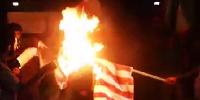 Tahran’da öğrenciler ABD bayrağını yaktı