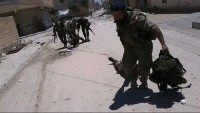 Kahraman Suriye askerleri Haseke’de öldürdükleri teröristlerin leşlerini topluyor