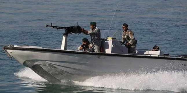 İran Hürmüz Boğazında Amerikan savaş gemisini muhasaraya aldı