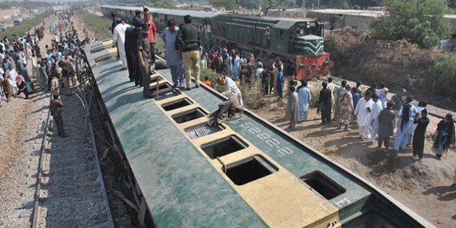 Hindistan’da tren raydan çıktı: 36 ölü