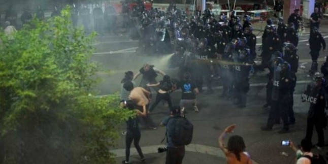 Trump’ı protesto edenlere polis saldırdı