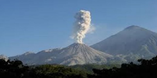 Guatemala’daki Santiaguito yanardağı dün yeniden faaliyete geçti