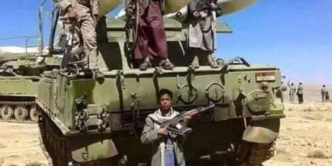 Yemenli mücahidler, Suud’un Cizan havaalanı ve askeri üssünü füzeyle vurdu