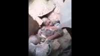 Video: Suudi rejiminin Yemen’de bombaladığı evlerin enkazından çocuklar çıkartılıyor