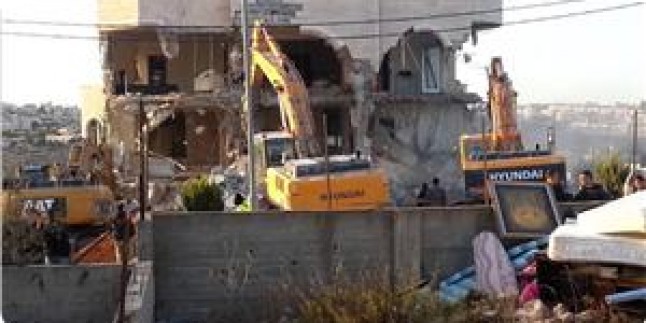 Kudüs’te Bir Filistinli Ailenin Evi Daha Siyonistlerin Araçlarıyla Yıkıldı