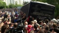 Maaşı kesilen Yunanlı emekliler polisle çatıştı