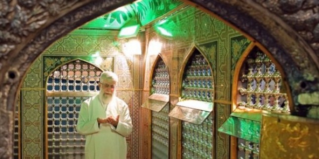 İmam Seyyid Ali Hamanei Kutsal Türbeyi Temizleme Merasimine Katıldı