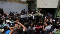 Filistin Halkı Saldırıda Şehit Olan İki Mücahidi Son Yolculuğa Uğurladı