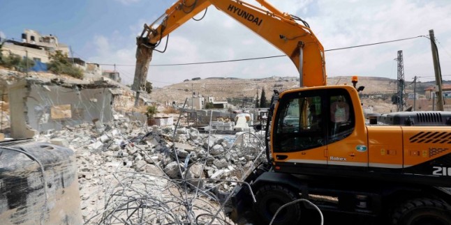 Siyonist İşgalci Rejim Batı Şeria’da Bir Filistinliye Ait Binayı Yıktı