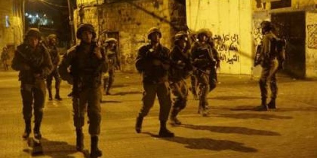 Barbar İsrail Rejimi, Batı Şeria’da 13 Filistinliyi Gözaltına Aldı.